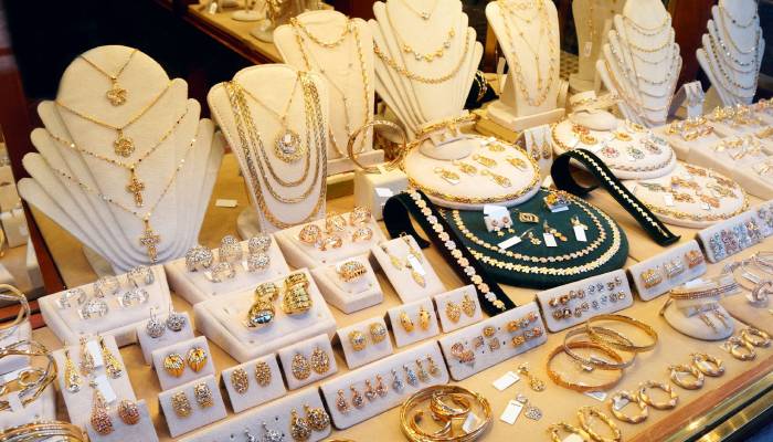 نمایش طلا و جواهرات در ویترین به بهترین نحو