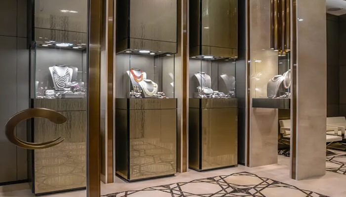 هماهنگی ویترین و دیوار پشتی در دکور طلا