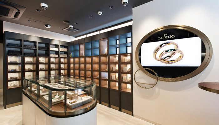 دکور طلافروشی با تمرکز بر حلقه و سرویس عروس