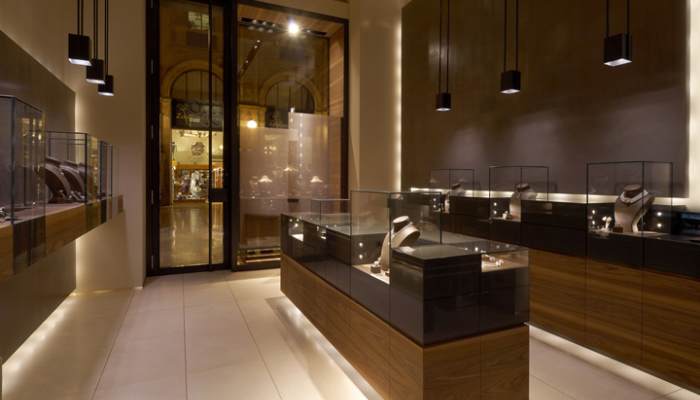 دکور طلافروشی با شیشه دودی و مات