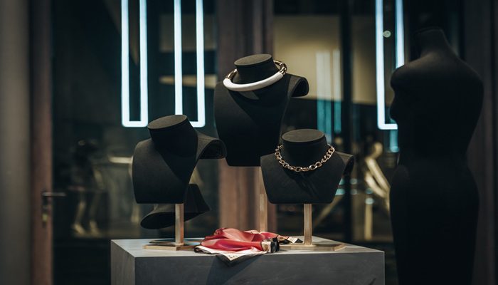 زیبایی دکور طلافروشی و مانکن ویترین