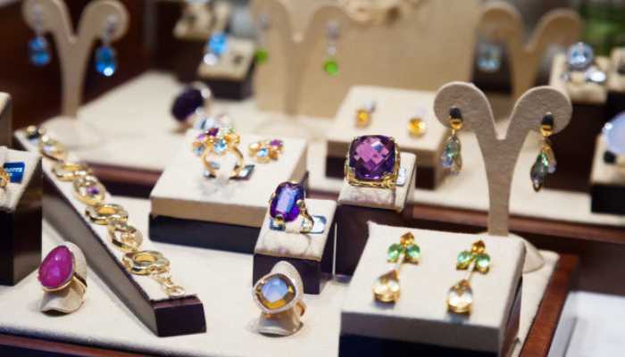 ویترین مغازه نقره فروشی