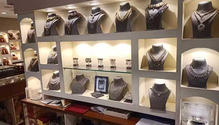 ویترین مغازه نقره فروشی