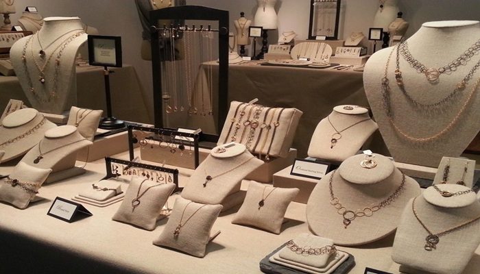 بهترین رنگ مانکن برای دکور طلا