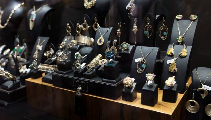 قانون مثلث بصری در چیدمان ویترین جواهر