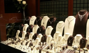 مزایای استفاده از ویترین طلا فروشی در عرضه و فروش جواهرات