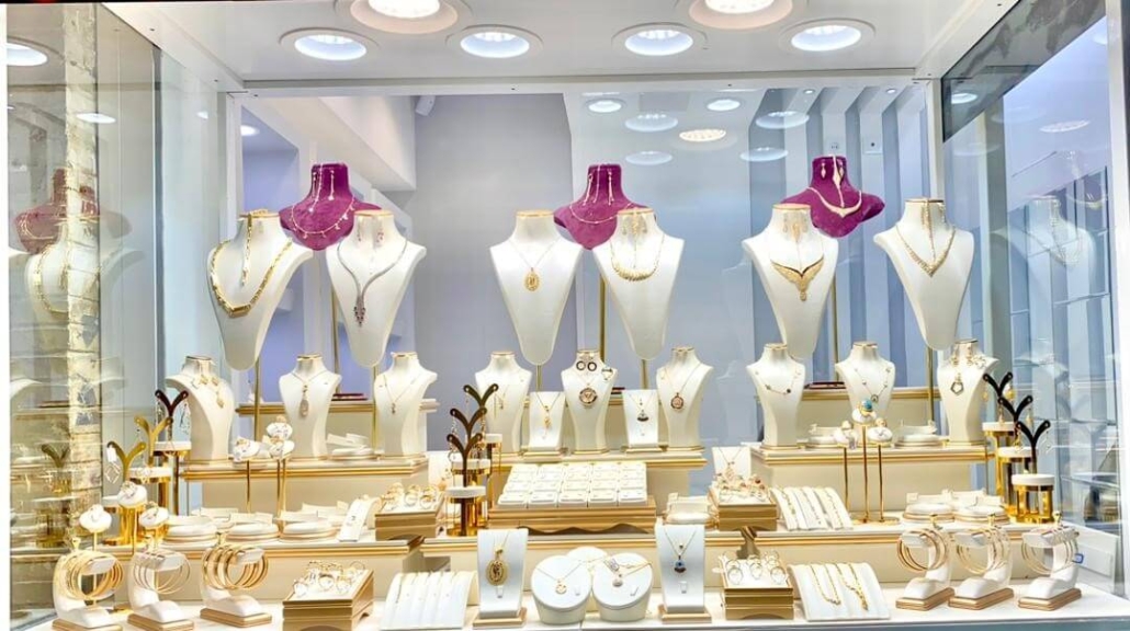 طراحی استند برای ویترین طلا فروشی طراحی استند برای ویترین طلا فروشی-وب سایت مقدم مانکن