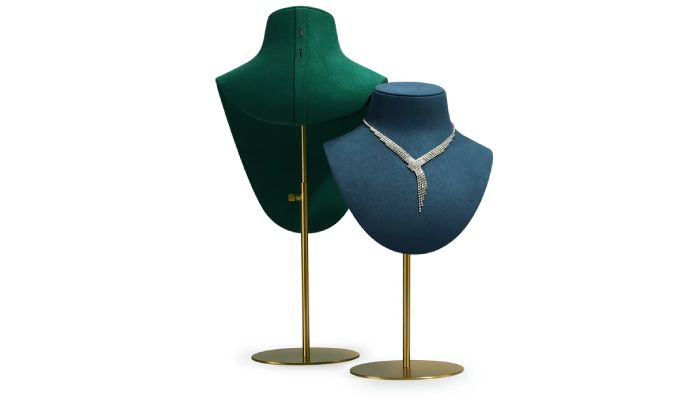 مانکن فلزی در دکور طلا فروشی