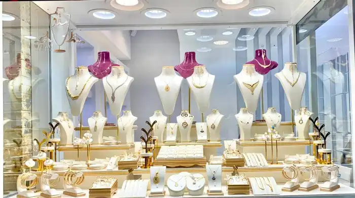 نحوه دکور طلافروشی با مانکن فلزی