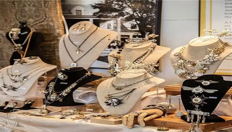 راهنمایی هایی برای انتخاب و سفارش مانکن ویترین برای مغازه طلا فروشی