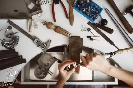 مانکن طلا یکی از ملزومات جواهر سازی