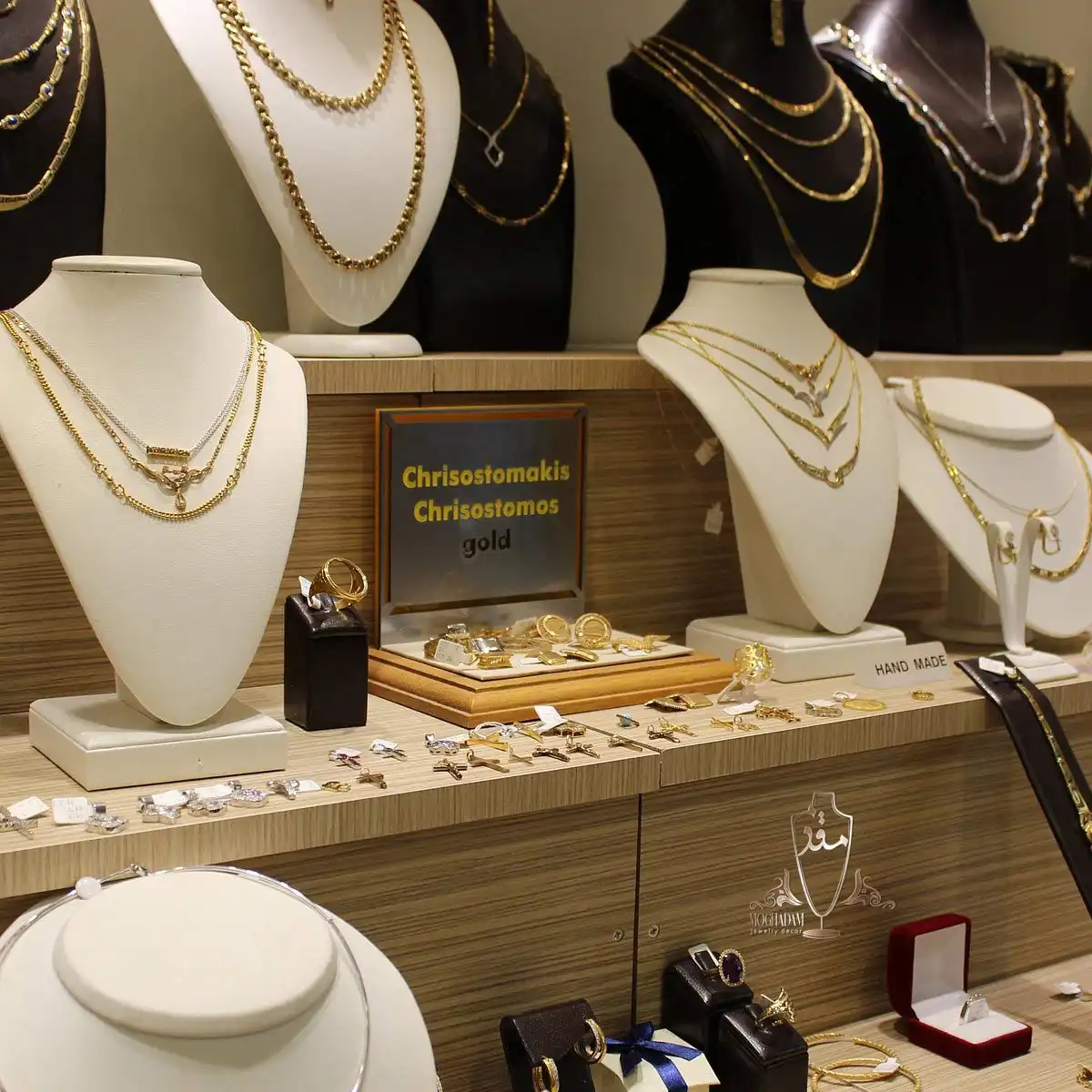 استفاده از طرح های رمانتیک و زیبا در ویترین های طلا فروشی