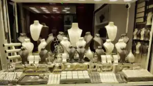 چیدمان دستی ویترین طلا فروشی