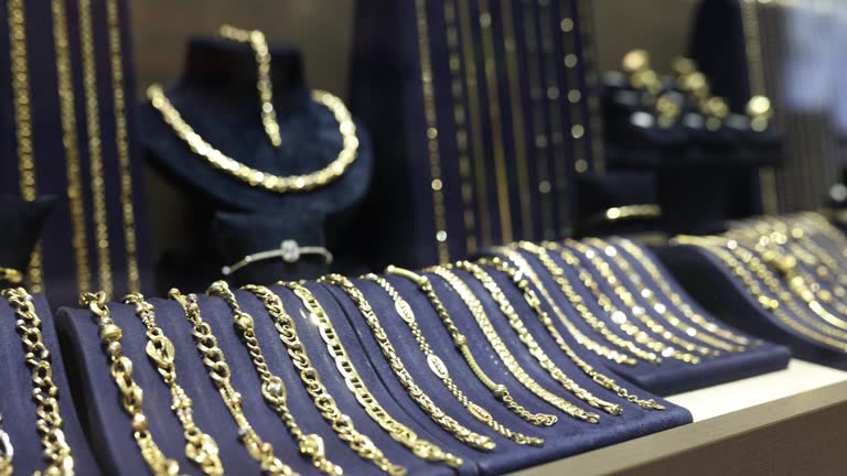 نمایشی از زیبایی با مانکن طلا