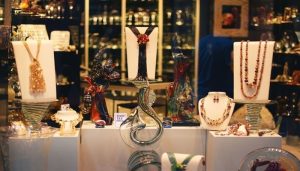 اصول چیدمان ویترین مغازه بدلیجات