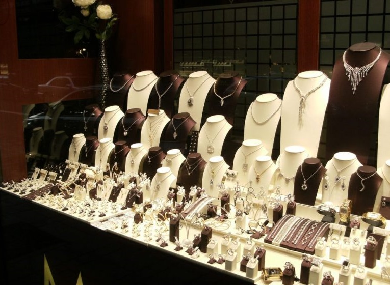 اصول چیدمان ویترین مغازه بدلیجات