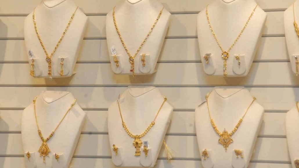 چیدمان گردنبند طلا در ویترین