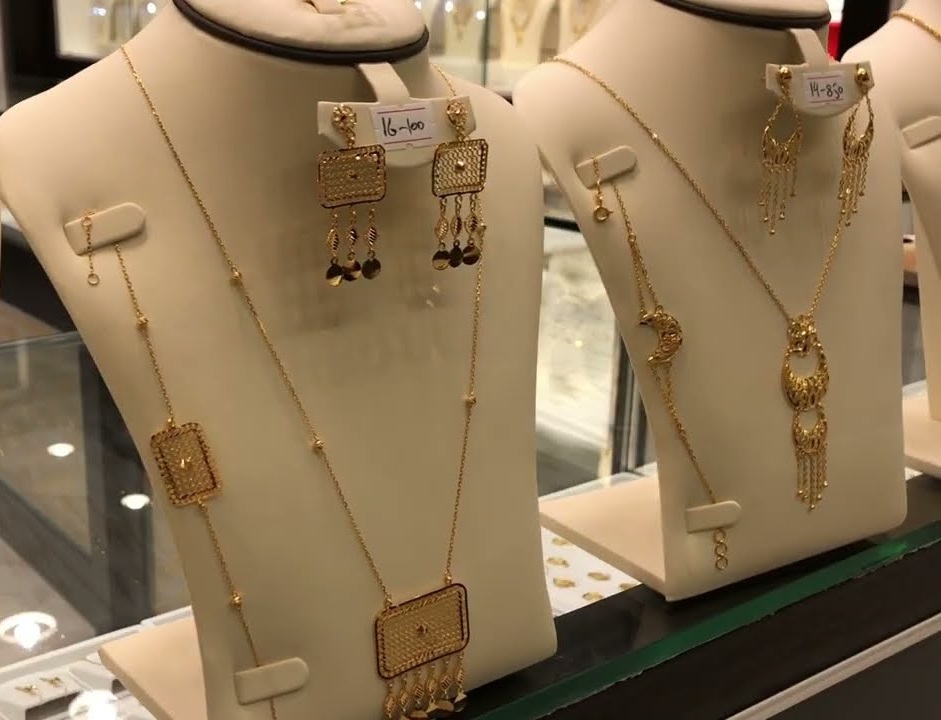 چیدمان گردنبند طلا در ویترین