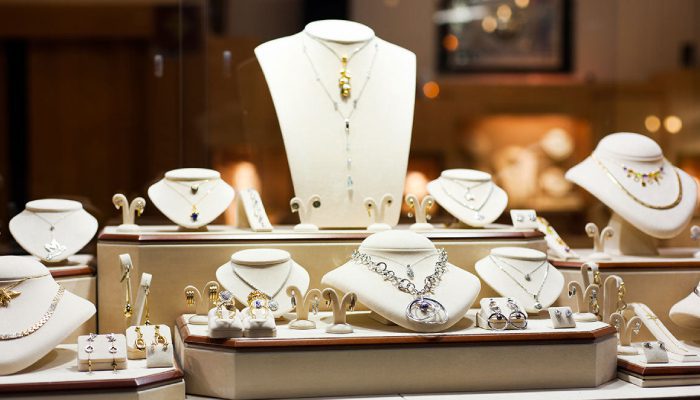 استفاده از لوازم دکوری مرتبط با برند در طلافروشی