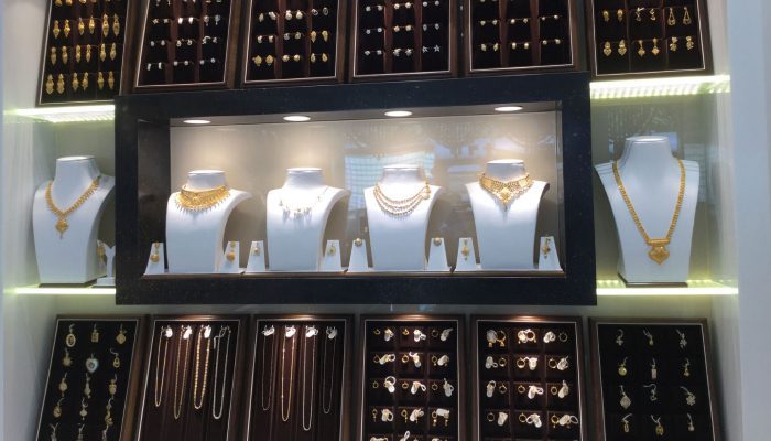 استفاده از لوازم دکوری مرتبط با برند در طلافروشی