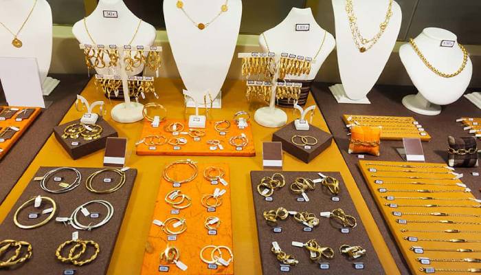 نمایش طلا و جواهرات در ویترین به بهترین نحو