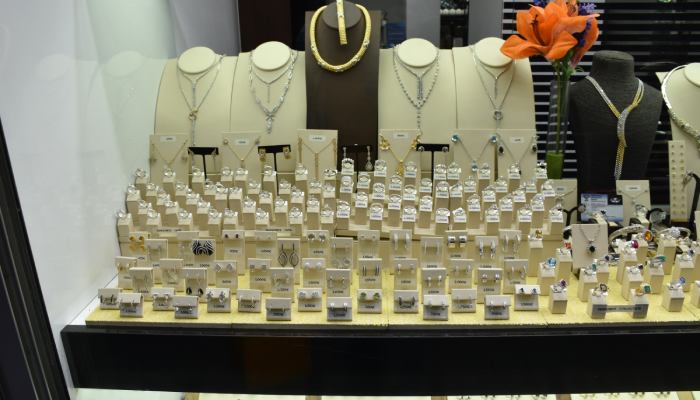 ویترین طلافروشی با یک کیلو طلا