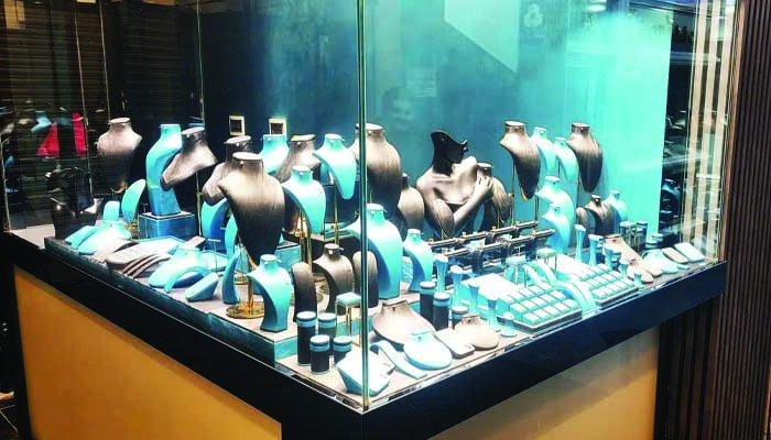 ویترین طلا با شیشه خم ؛ زیبایی یا هزینه اضافی