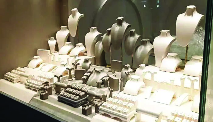 ویترین طلا با شیشه خم ؛ زیبایی یا هزینه اضافی