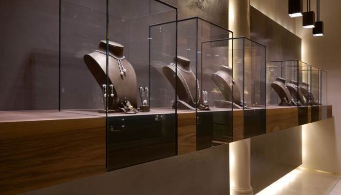 دکور طلافروشی با شیشه دودی و مات