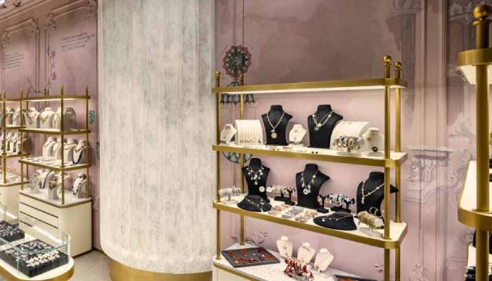 دکور طلافروشی با ویترین جزیرهای