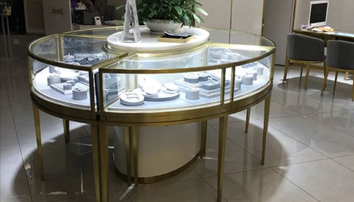 طراحی دکور طلا برای ویترین های دایره ای