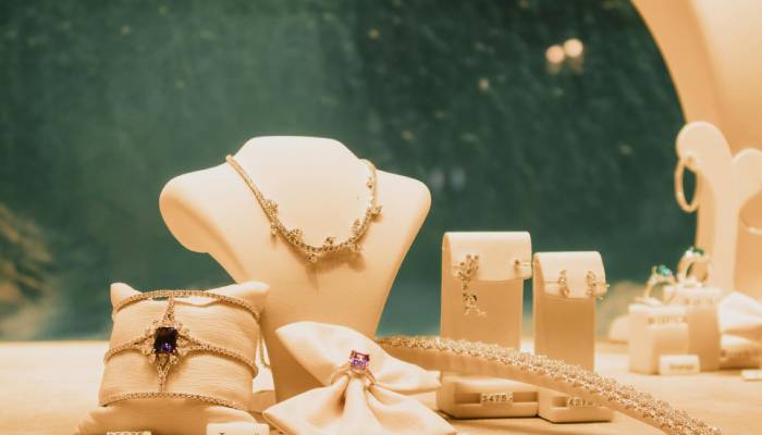 چگونه جواهرات خود را به درستی به نمایش بگذاریم