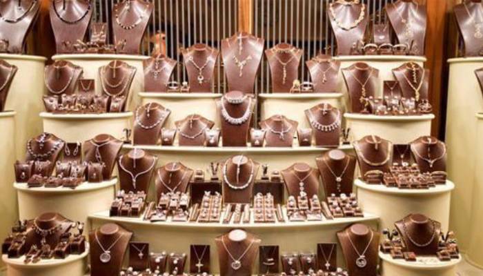 تأثیر رنگ مانکن در ویترین های طلافروشی